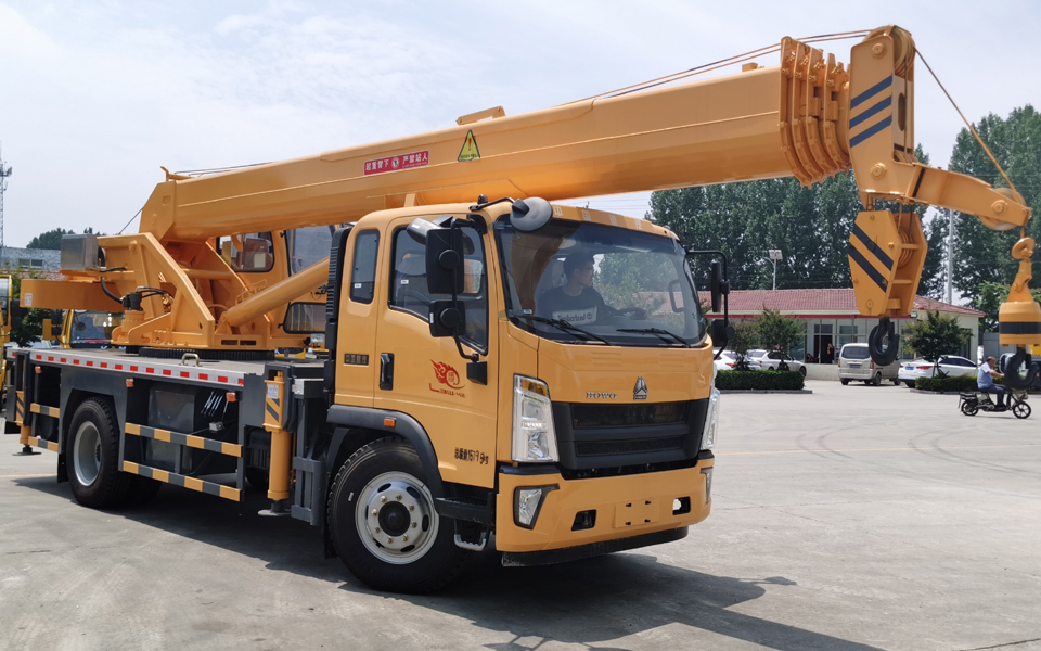 16噸吊車重汽豪沃國(guó)六